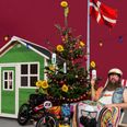 Onkel Reje har skabt en fest af et juletræ i kolonihavestil. Træet er bl.a. pyntet med en flagstang med Dannebrog, kulørte lamper, et legehus, en tyggegummiautomat, liggestole, rød sodavand og et års forbrug af lakridspiber. Han har lagt en elektrisk balancecykel til børn samt to R.I.P-billetter til Copenhell under træet, til når det skal være hurtigt og højt. ”Prøv lige at se det slumretæppe med flotte Onkel Reje på, der ligger under træet – I love it! Det er strikket af de rare strikkedamer, nørklerne i Sønderborg," siger Onkel Reje. Foto: Anett Ahrends