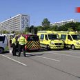 Et større opbud af politi og redningspersonal holdt på p-pladsen foran indkøbscentret. Foto: Local Eyes