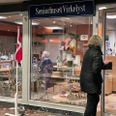 MAnge kiggede forbi til Åbent Hus på seniorværkstedet i Tirstrup. Den nye udvalgsformand var også inviteret, og har lovet at kigge forbi i det nye år. Foto: Anne Frank Henriksen