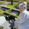 Marianne Bredahl, hvis mand nu ligger på Skjoldhøj Kirkegård, står frem med sin historie for at forhindre at andre får det, hun kalder en uværdig sidste tid. Foto: Louise Burmeister