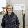 Lis Ellemand er koordinator i ’Vimby - velkommen her’. Her står hun ved andelssamfundets købmandsbutik, ’Høkeren’, som er en økologisk dagligvarebutik.