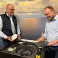 De to direktører, Jens Peter Bendixen (tv.) og Dennis Bomholt , med deres unikke system, der skal installeres i alle skibe, som vil gennem Panamakanalen. Pressefoto