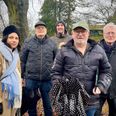 Hans Jakobsen (forrest) fra DN i Skanderborg har taget initiativ til at blodbøgen på Bjertrupvej i Hørning skal være et evighedstræ. Bag ham ses fra venstre Marion Søndergaard, Laust Eberhardt, Erhardt Christensen og Henning Rasmussen. Foto: Grethe Bo Madsen