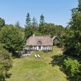 Denne ejendom i Nationalpark Mols Bjerge til salg med bondehusidyl og privat bådebro. Ejendommen ligger ved Bogens Strand og har en privat bådebro. Hovedhuset fra 1937 er renoveret med nyt stråtag i 2025. Foto: Lilienhoff