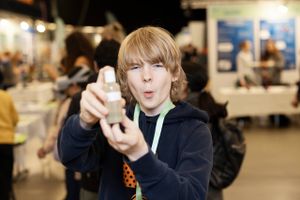 14-årige Gustav Kalmar fra Ryomgård opnår for tredje gang en topplacering i talentkonkurrencen 'Unge Forskere' for sin forskning i hudsygdommen psoriasis.