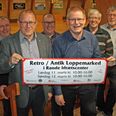 Retro- og antikmarkedet bliver til i et samarbejde mellem Lions og Rotary og Rønde Idrætscenter. Forrest står Erling Mikkelsen fra Rønde Rotary Klub og direktør Ole Bonde (th), Rønde Sparekasse. Bagved fra venstre centerleder Per Kragh, Peter Christensen og Arne Sørensen fra Lions Club Rønde og Erik Salomonsen, Rønde Rotary Klub. Foto: Martin Schultz