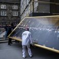 Der skulle mange til at løfte P.S. Krøyer-maleriet "Fra Københavns Børs" ud af Børsen, der brændte i april 2024. (Arkivfoto). - Foto: Anthon Unger/Ritzau Scanpix