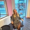 »Jeg havde ikke tænkt, at jeg var typen, der skulle flytte,« siger Maibrit Truelsen. Men som det er set så ofte før, ændrede kærligheden planerne. Nu bor hun i Ulstrup og har åbnet frisørsalonen Hårblomsten. Privatfoto