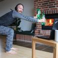 Idrætslærer Simon Kristensen demonstrerer styrkeøvelse med sodavandsflasker som håndvægte.