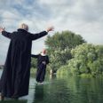 Er der festival i byen, kan sognepræsterne tilsyneladende gå på vandet. Pressefoto