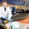 Operatør Tanja Lindberg Pedersen arbejder i Bonding-afdelingen hos Terma i Grenaa, hvor der arbejdes med produktion af flydele i kulfiber og komposit.