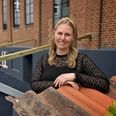 »Jeg synes, at jeg har hørt lidt rundt omkring, at det kunne være fedt med et sted som det her lige midt i byen,« siger Jeanette Siegfredsen, der ikke kun håber at bringe mere liv til Østergade 24C, men faktisk også til Hammel centrum. Foto: CSJ