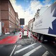 De røde markeringer på asfalten og det blinkende, elektroniske skilt fik ikke mange til at standse og vende om, da avisen var forbi busslusen i Nørre Allé. Foto: Danni Paulsen