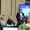 Anders Laugesen (stående) fra Venstre ønsker fokus på, at institutionerne overfører flere penge fra år til år.
