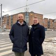 Rasmus Bernth Brinch og Sigurd Simmelsgaard fra Djursland Bank for den hjørnebygning, hvor man nu få flere kvadratmeter. Pressefoto