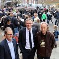 Direktør Lars Møller Kristensen (i midten), Djurslands Bank, fik en snak med Hinnerup-filialens nabo, rådgivende ingeniør Lars Lindgaard (tv), der har stået for indretning af banklokalerne i Hinnerup. Filialdirektør Jan Labich (th) nød også det store fremmøde.