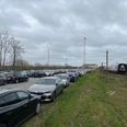 Der er fyldt godt op med biler på langtidsparkeringen ved Skanderborg Station. Nu bliver hele arealet fornyet. Pressefoto