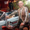 Michael Bendstrup på sin Puck foran en af veteranbilerne.