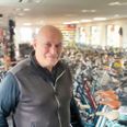 Faderen gav Seyfi Tilken et ultimatum, da han som ung fik job i en tysk cykelforretning. I dag står han i sin 500 kvadratmeter store cykelforretning på Tingvej i Hornslet. Foto: Kian Johansen