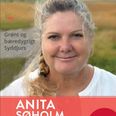 Grønt og bæredygtigt, stod der på valgplakaten i 2021 for Socialdemokratiets Anita Søholm. Passer budskabet med, at bybilledet plastres til med valgplakater. Nej, slet ikke, mener læser. Arkivfoto