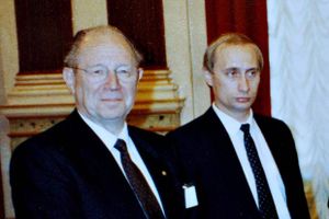GENUDGIVELSE: I 1991 blev Thorkild Simonsen inviteret til den russiske by Sankt Petersborg, hvor en ung og ukendt Vladimir Putin var den tidligere Aarhus-borgmesters personlige hjælper. 