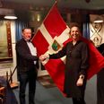 Vibe Bregendal, forperson for Ebeltoft Distriktsråd, overdrager her officielt byfanen i Marineforeningens varetægt. Formand Steen Knudsen tager imod. Pressefoto