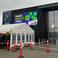 Kunderne måtte dagen igennem lukkes ind i den nye butik i hold, da Elgiganten åbnede sin butik nummer 46 i Danmark på Hesselvang i Grenaa. Foto: Søren Andersen