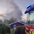 Det var tidligt søndag morgen, der gik ild i et kolonihavehus i Grenaa. Foto: Presse-fotos.dk