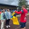 Spillerne i søndagens mindekamp for Finn Trikker havde skrevet deres autografer på dagens kamptrøje - og den blev overrakt til hans enke Hanne og datteren Rikke af Jakob D. Petersen, som er vokset op på Hessel Gods Fodboldkostskole, hvor hans mor arbejdede. Foto: Søren Andersen