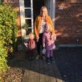 Lea i aktion med sin mor og lillesøster.