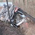 Det har store konsekvenser, når en tung lastet lastbil med beton, ender i vejgrøften, som det skete tirsdag nær Auning. Foto: Presse-fotos.dk