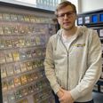 Asbjørn Sørensen er butikschef i Papklubben på Østergade i Aarhus. Han samler selv på Pokémon-kort. Foto: Martine Munkholt Christensen