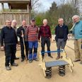 Byparkholdet fra v.: Søren Mygind, Poul Erik Thomsen, Poul Erik Pasciak, Poul Nørgaard, Peter Møller, Hans Gammelgard fra Jiffy A/S og Steffen Schou. Vippedyret forrest er skænket til Byparken af Jiffy A/S. Foto: Lars Norman Thomsen