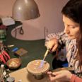 33-årige Julie Ella Jappe elsker at nørde med sine smykker og udvikle noget helt nyt. Sølv er ubetinget yndlingsmaterialet. Foto: Sonne