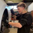 Marius Eriksen fandt sin plads på autoværkstedet hos AJ Auto i Tirstrup. Efter et år som juniormesterlærling står den 15-årige nu med en læreplads. Foto: Anne Frank Henriksen