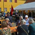 I høj sol og dejligt vejr var der fyldt godt op ved bordene i Museumsgården, da 1. maj blev markeret i Grenaa. Foto: Søren Andersen
