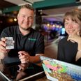 Ryan Aaboe Jørgensen fra Myticket er taknemlig for den hjælp til udvikling af den digitale garderobeløsning, som firmaet har fået af Walthers Musikcafé og ikke mindst spillestedsleder Sandra Flammild. Foto: Grethe Bo Madsen