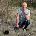 Palle Andersen undrer sig. Hvorfor samler man hundelorten op og putter den i en pose, for så at smide posen i naturen? På det grønne område bag hans hjem, der af mange benyttes som et rekreativt område, flyder det med hundelorte i sorte poser. Foto: Grethe Bo Madsen