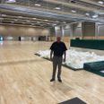 Helhedsindtrykket af den nye multihal får man især, når man placerer centerleder Per Kragh foran det areal, der rummer springgrav og plads til træning på trampolin. Bag Per Kragh aner man håndboldbanen og pladsen i siderne til mobile tilskuertribuner. Foto: Lars Norman Thomsen