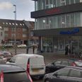 To unge blev i november truet med kniv til at aflevere penge og personlige her ved Nordea på Viby Torv.