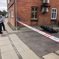 Dødsulykken skete her på hovedgaden i Rougsø.
