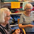 De to ældste i Q60, Ida Taasti, 89, og Karla Hansen, som benytter lejligheden til at sige, at hun kun er 88, har sat sig for bordenden og er ikke nærige med hverken tør humor eller store grin. Foto: Anne Frank Henriksen