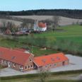 Ebdrup Gl. Skole har siden 1962 været byens forsamlingshus. Det har i nyere tid fået en tiltrængt overfrankering, og er fortsat centrum for byens liv. Foto: Ebdrup Forsamlingshus