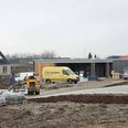 Håndværkerne knokler igennem for at blive færdige med syv udstillingshuse forud for Byg & Bo i Maries Dal i Skovby-Nygaard-udstykningen. Udstillingen åbner dørene i påsken, og der ventes i de dage 10.-12.000 besøgende.