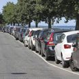 Der er trængsel på Skodsborg Strandvej i øjeblikket og parkerede biler så langt øjet rækker. Da Rudersdal Avis var forbi torsdag eftermiddag holdt ingen biler dog til gene for den passerende biltrafik på Strandvejen. Foto: Anne Dahl Kristensen