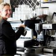Siden rygterne begyndte at løbe om en snarlig genåbning, har Kafé K forberedt sig. Borde er fjernet for at skabe ekstra plads, der er sat håndsprit på alle borde, en plexiglasplade er sat op ved baren og en rengøringsturnus er gjort klar med hyppig rengøring af alle kontaktflader. Foto: Grethe Bo Madsen
