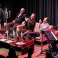 Der er latterbrøl i rå mængder, når Søren Rasted og 'Det Frække Panel', som skifter fra gang til gang, går på scenen med 'Den Grå Side Live'.