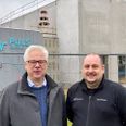 Fra venstre formand Lars G. Jørgensen og centerchef Rune Bjerregaard, Hørning Idrætscenter, foran den nye hal. Foto: Erland Rasmussen