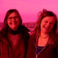 Birgit Stensgaard (tv) og Vibeke Lawaetz (th ) ved farven kraplak. Foto: Kirsten Dyhrberg Groenne, der løbende dokumenterer projektet.