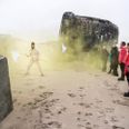 Teater Fluks’ vandreforestilling Betonkadaver. Opført under den regionale kulturfestival GENOPDAG i Thyborøn i juni 2019. Fotograf: Gorm Branderup.